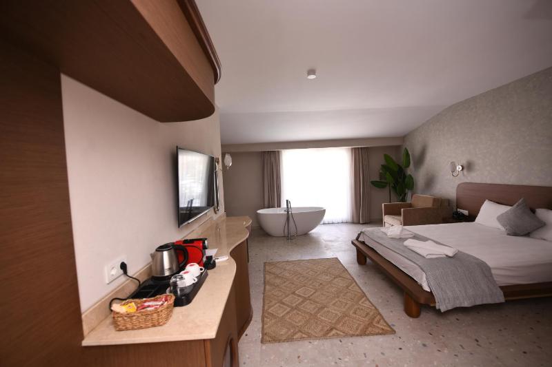 Suite with Hot Tub image 4
