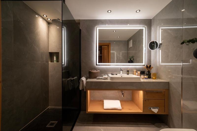 Double Room with Balcony image 3