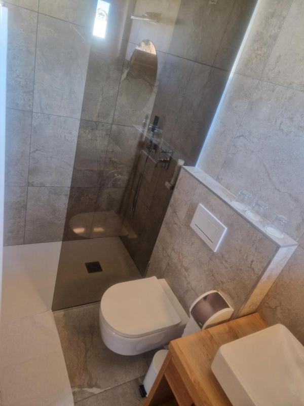 Double Room with Extra Bed image 4
