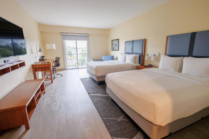 Premium Queen Room with Balcony image 4