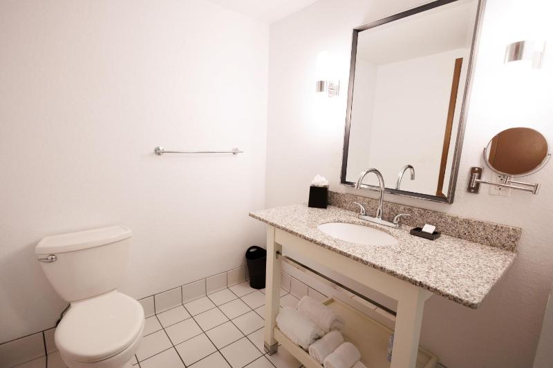Premium King Room with Balcony image 1