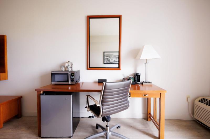 Classic King Room with Balcony image 4