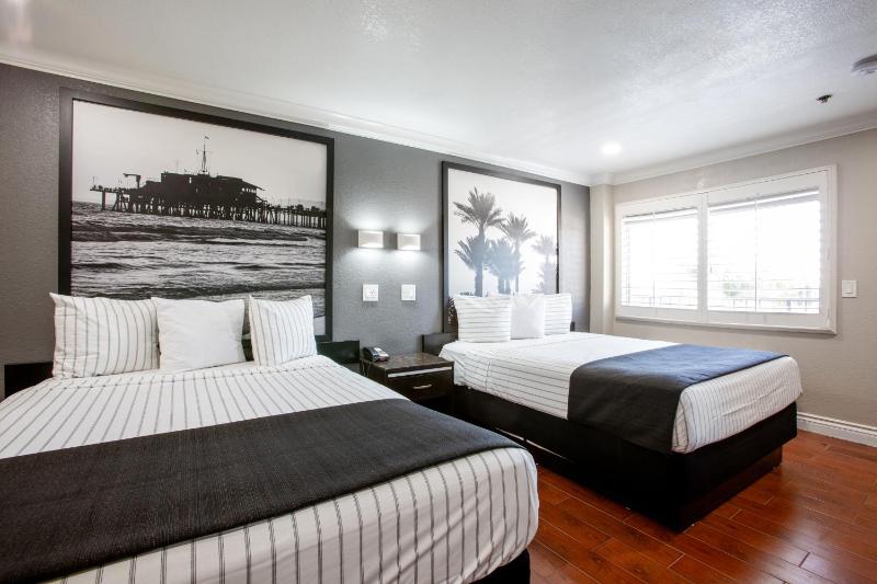 Queen Room with Two Queen Beds image 1