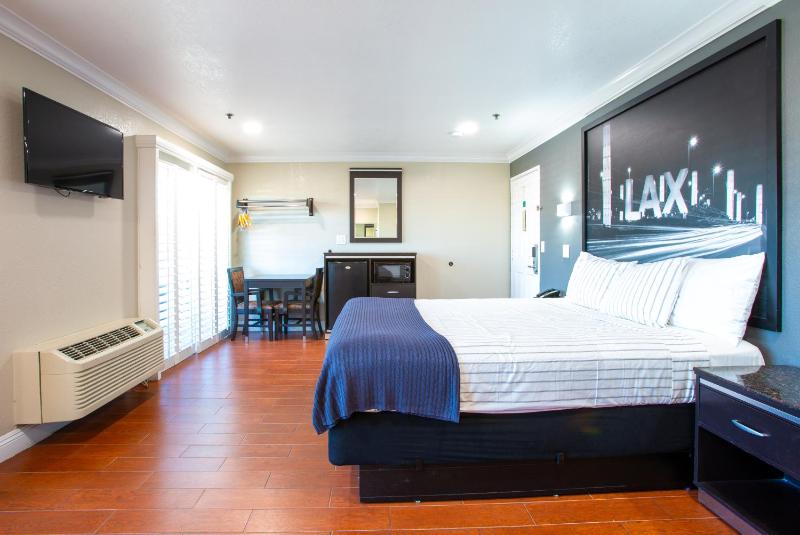 King Room with Balcony image 1