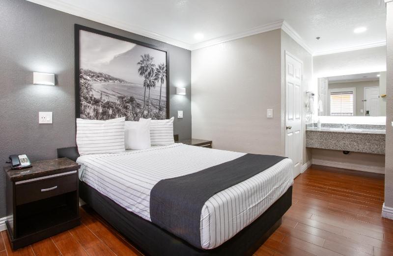 Queen Room image 2
