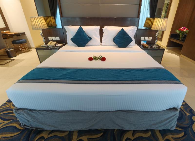 Superior King Room image 3