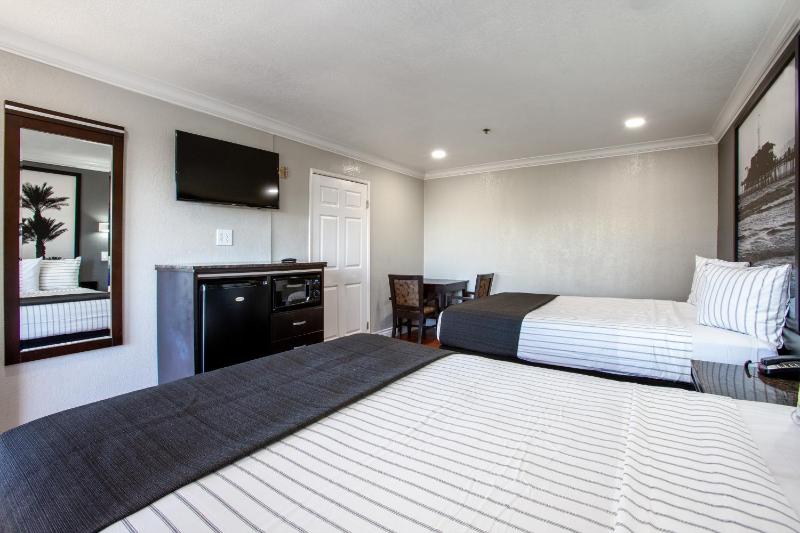Queen Room with Two Queen Beds image 4