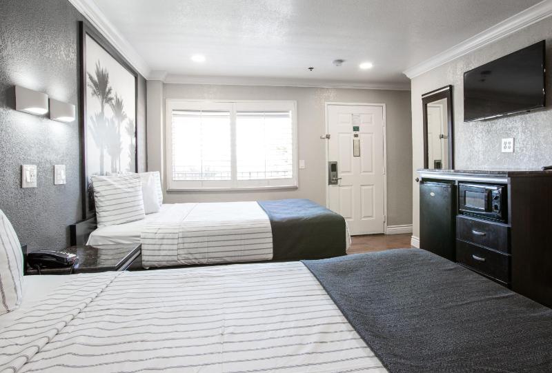 Queen Room with Two Queen Beds image 3