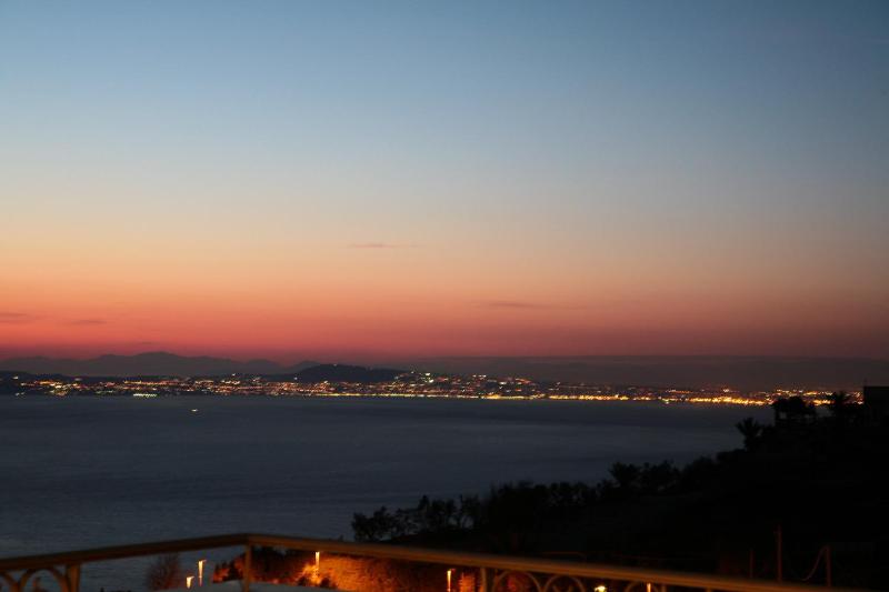 Deluxe Double Room with Sea View image 2