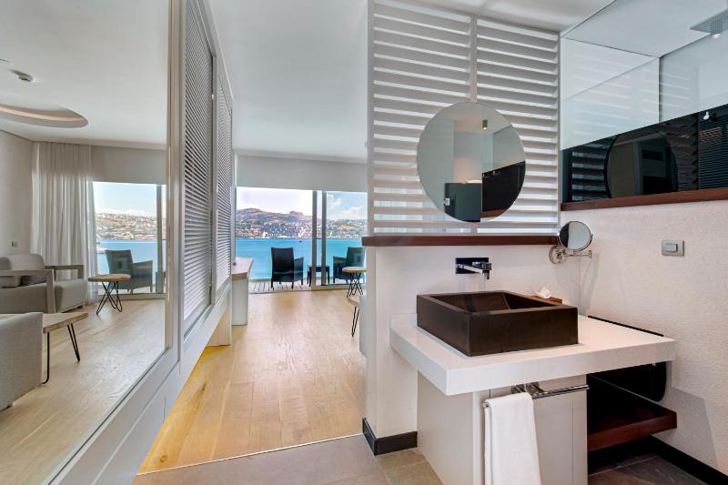 Deluxe King Room with Sea View image 3