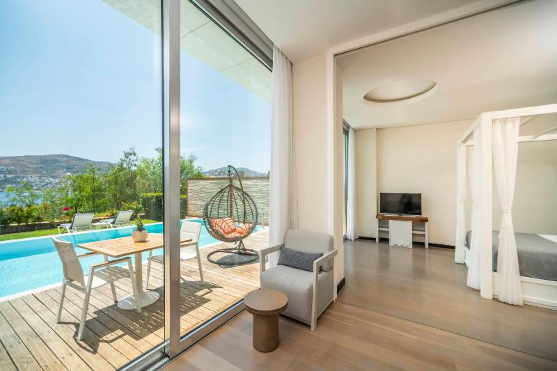 Junior Suite Partial Sea View with Pool image 4