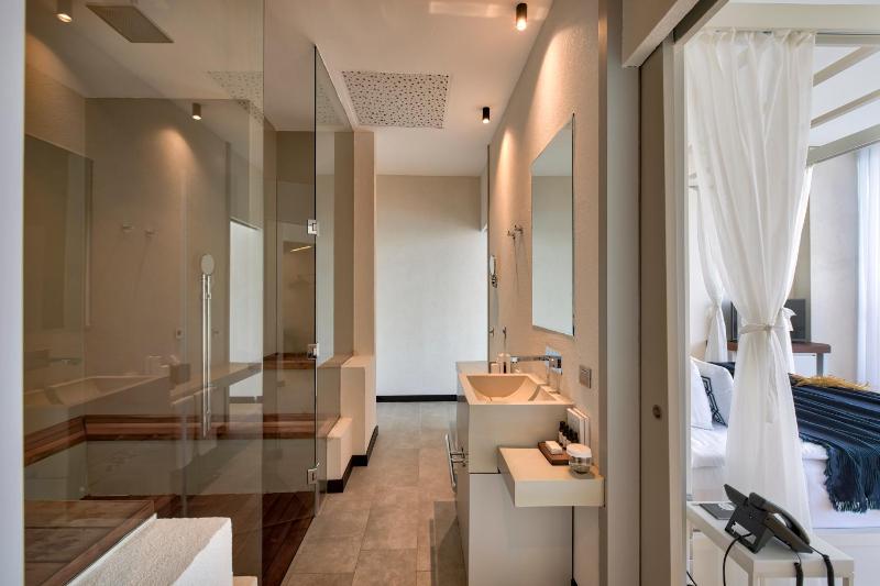 Junior Suite Partial Sea View with Pool image 3