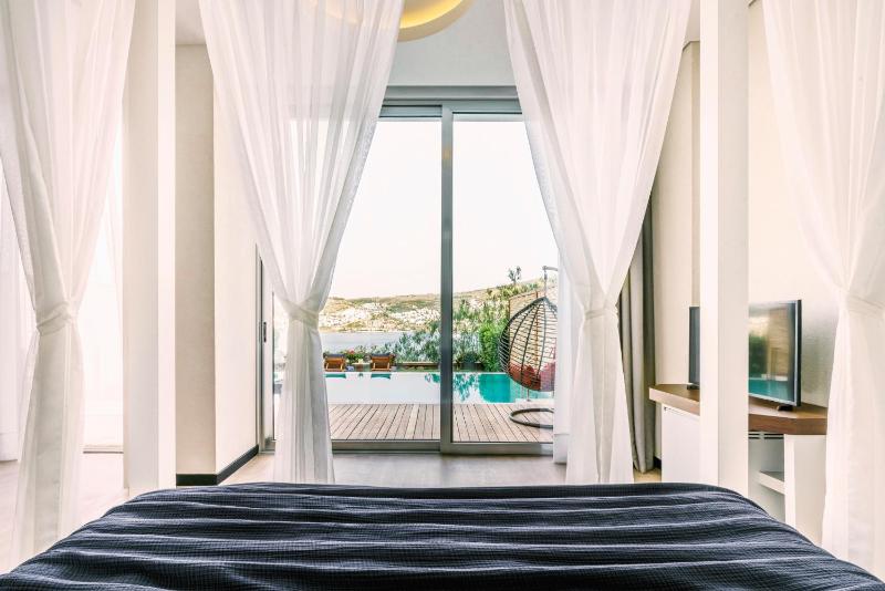 Junior Suite Partial Sea View with Pool image 1