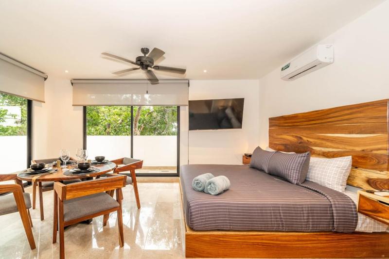 King Suite with Private Balcony Gym Rooftop Pool - image 36