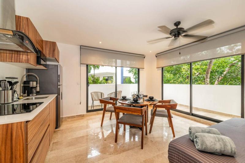 King Suite with Private Balcony Gym Rooftop Pool - image 28
