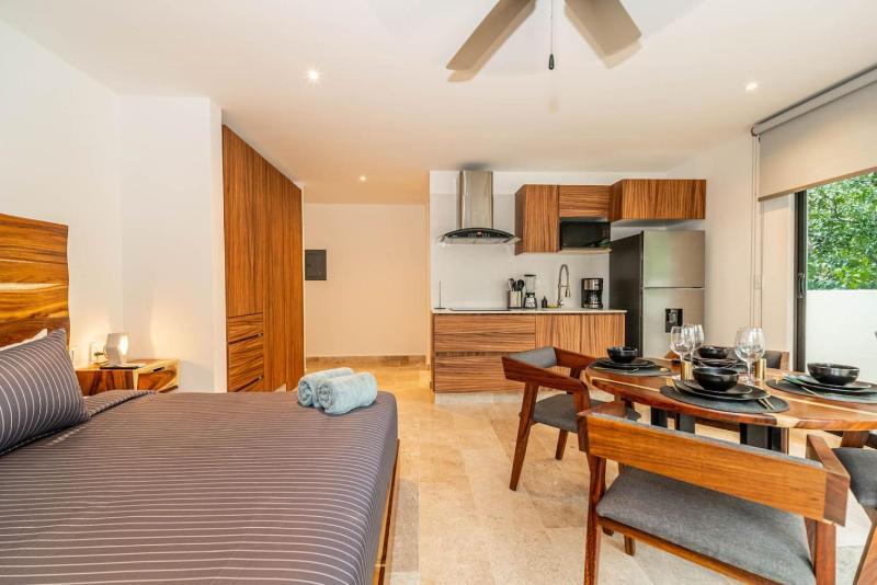 King Suite with Private Balcony Gym Rooftop Pool - image 10