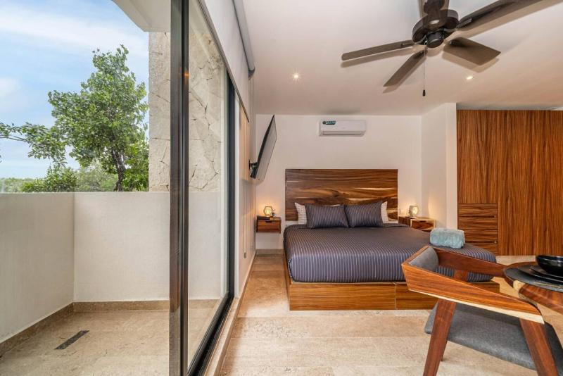 King Suite with Private Balcony Gym Rooftop Pool - image 14