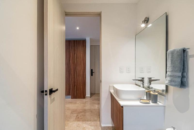 King Suite with Private Balcony Gym Rooftop Pool - image 38