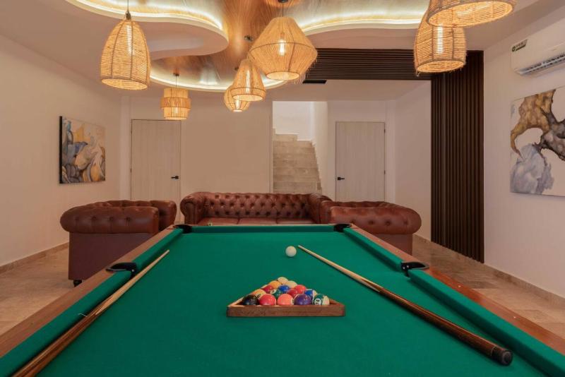 King Suite with Private Balcony Gym Rooftop Pool - image 6