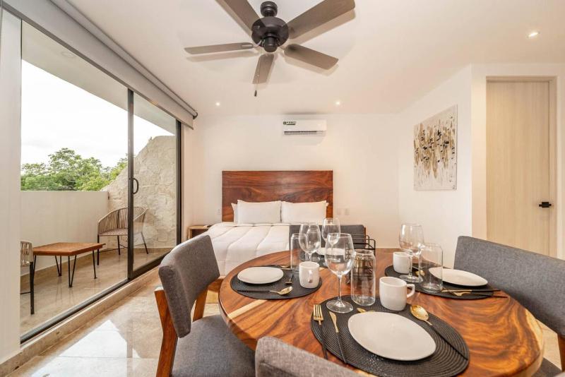 King Suite with Private Balcony Gym Rooftop Pool - image 28