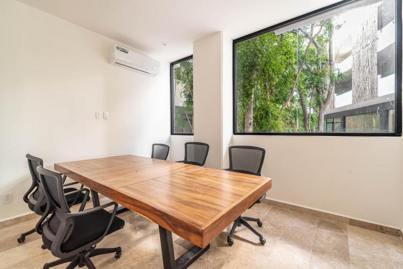 King Suite with Private Balcony Gym Rooftop Pool - image 9