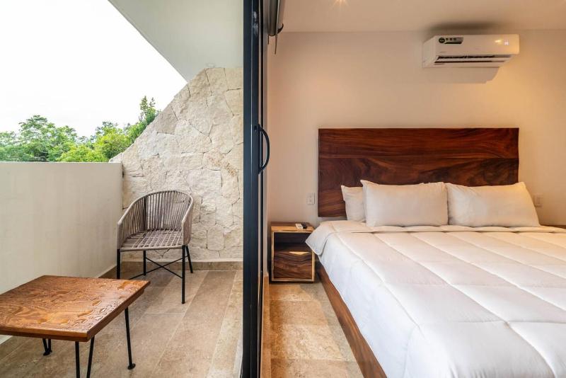 King Suite with Private Balcony Gym Rooftop Pool - image 10