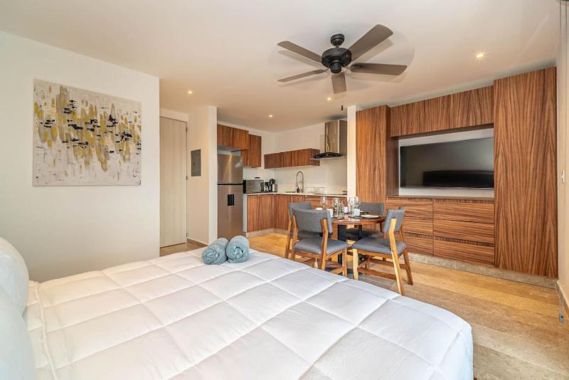King Suite with Private Balcony Gym Rooftop Pool - image 20