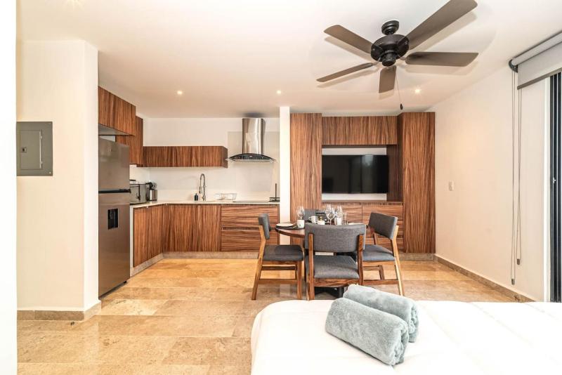 King Suite with Private Balcony Gym Rooftop Pool - image 31