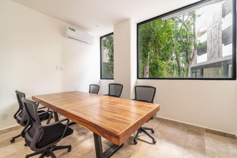 King Suite with Private Balcony Gym Rooftop Pool - image 21