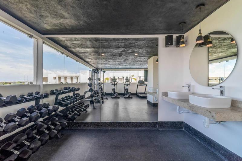 King Suite with Private Balcony Gym Rooftop Pool - image 34