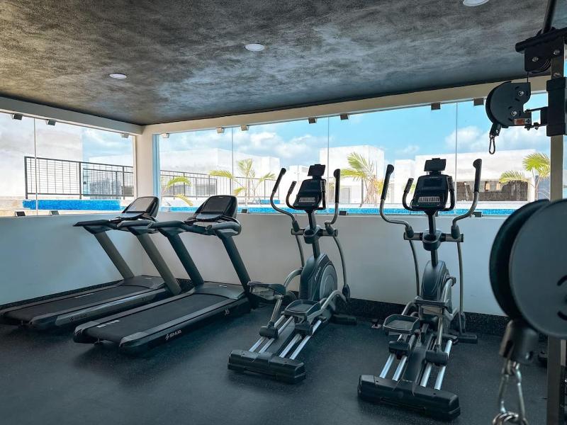 King Suite with Private Balcony Gym Rooftop Pool - image 22