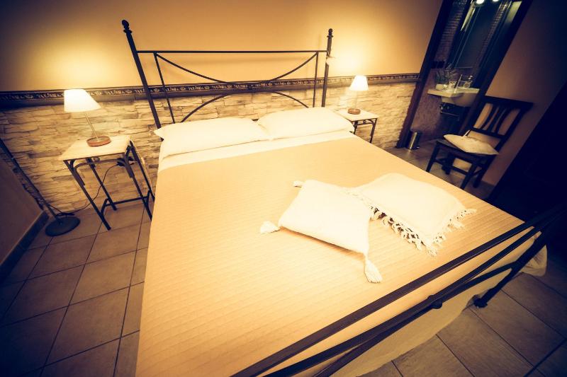 Double Room image 3
