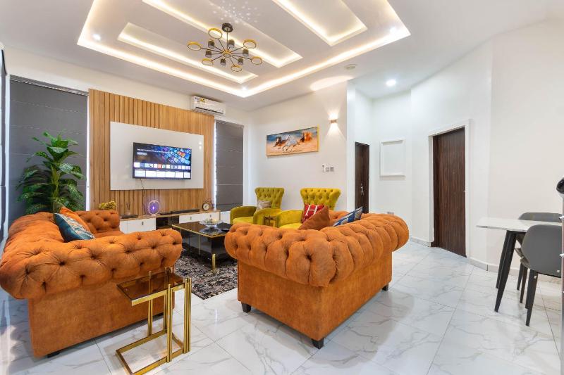 Fully Furnished 3 bedroom Shortlet Apartment in Orchid Road Lekki with Constant Power - image 1