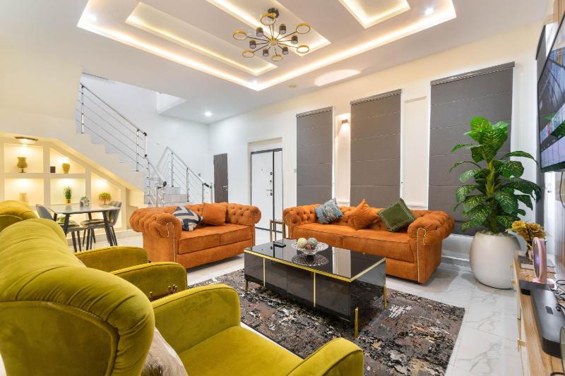 Fully Furnished 3 bedroom Shortlet Apartment in Orchid Road Lekki with Constant Power - image 10