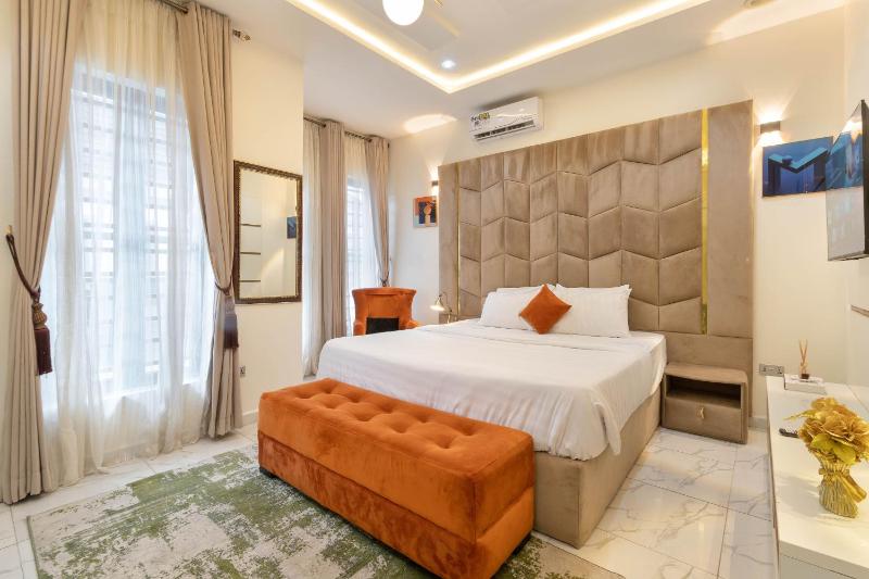 Fully Furnished 3 bedroom Shortlet Apartment in Orchid Road Lekki with Constant Power - image 9