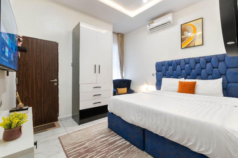 Fully Furnished 3 bedroom Shortlet Apartment in Orchid Road Lekki with Constant Power - image 4