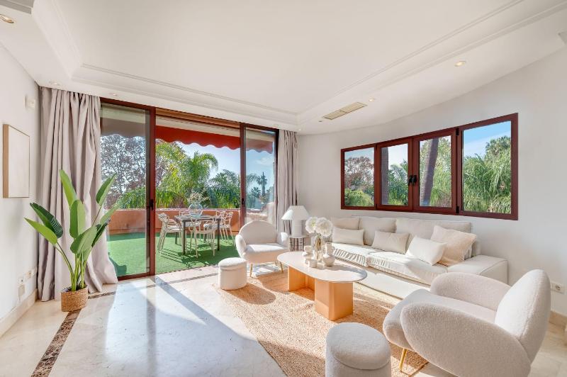 VACATION MARBELLA I La Alzambra Peaceful Hideaway with Sea views Close to Puerto Banus Large Communal Pool Luxury Renovated Interiors Sun-Drenched Terrace - image 1