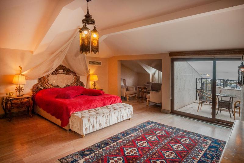 Deluxe Suite with Sea View and Balcony image 3