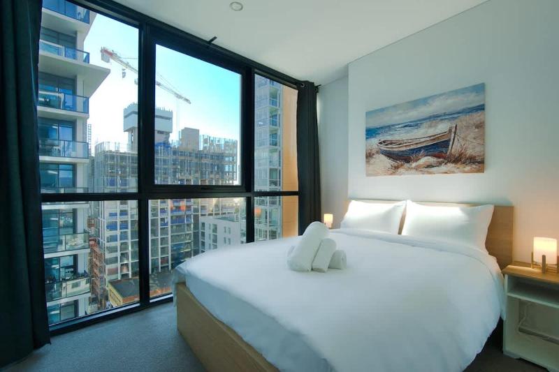 Ultimate Comfort - Modern 3BR Apt with Pool and Gym - image 1