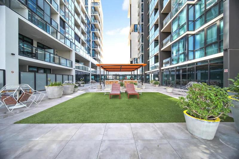 Ultimate Comfort - Modern 3BR Apt with Pool and Gym - image 6