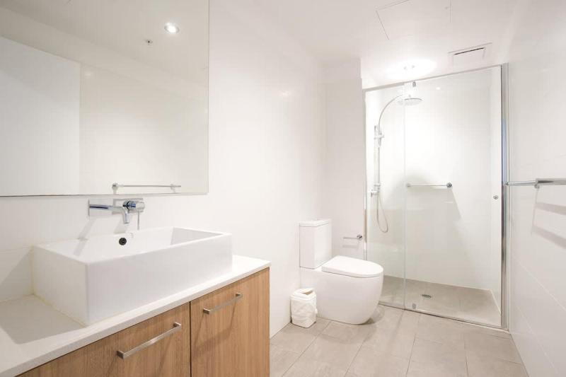 Serene Stay - 1BR Apt with Pool Gym Steam Sauna - image 6