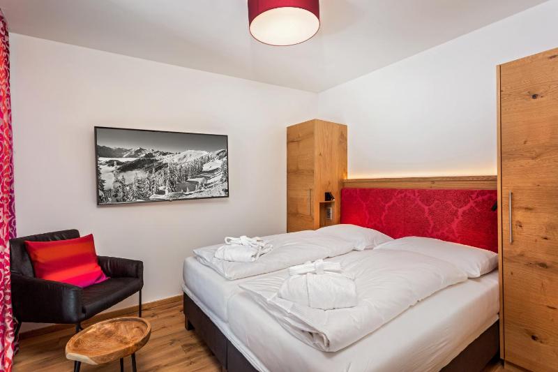 Double Room with Balcony image 3