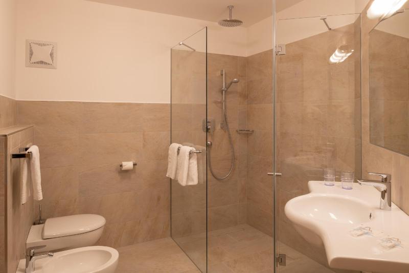 Superior One-Bedroom Apartment image 2