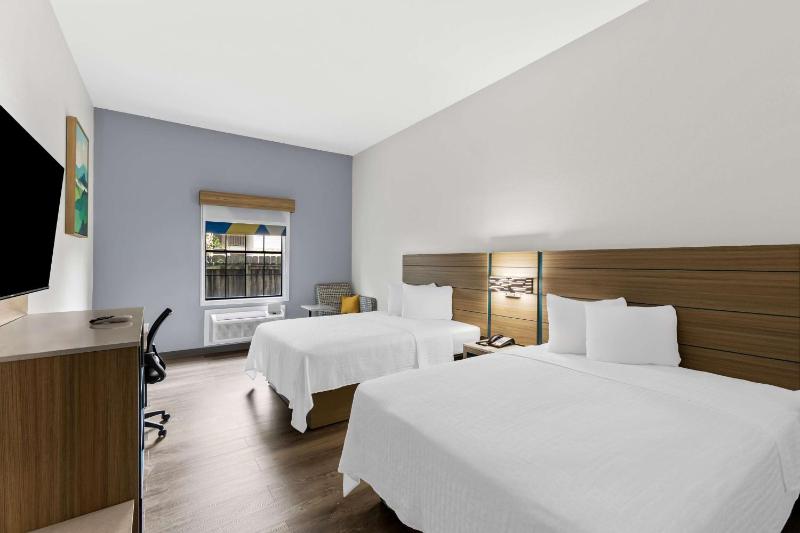 Queen Room with Two Queen Beds image 3