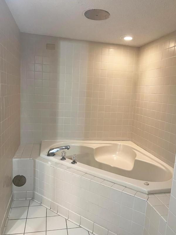 Studio with Spa Bath image 3