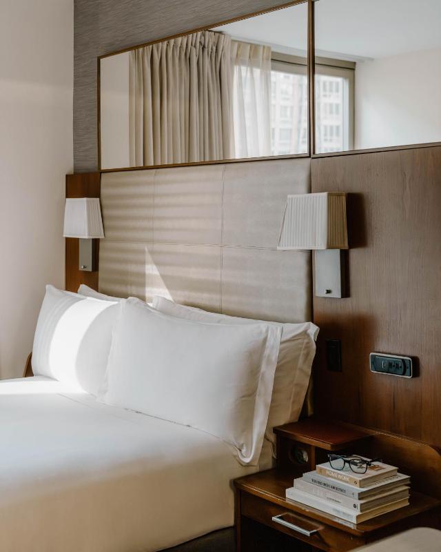 Small Queen Room image 1