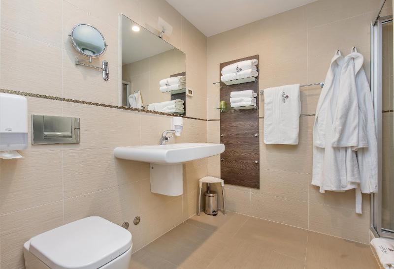 Deluxe Two-Bedroom Apartment with Terrace and PArtial Sea View image 2