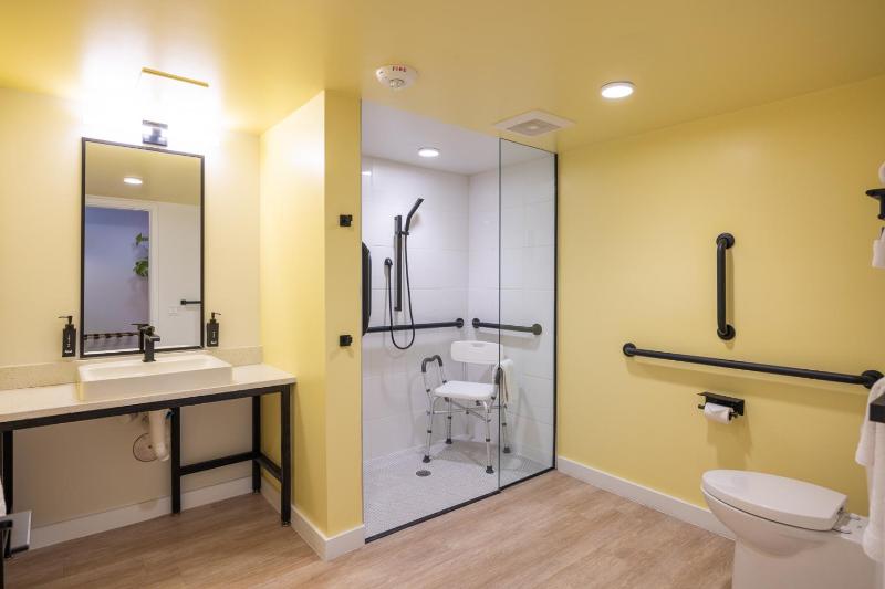 Queen Room - Disability Access image 3