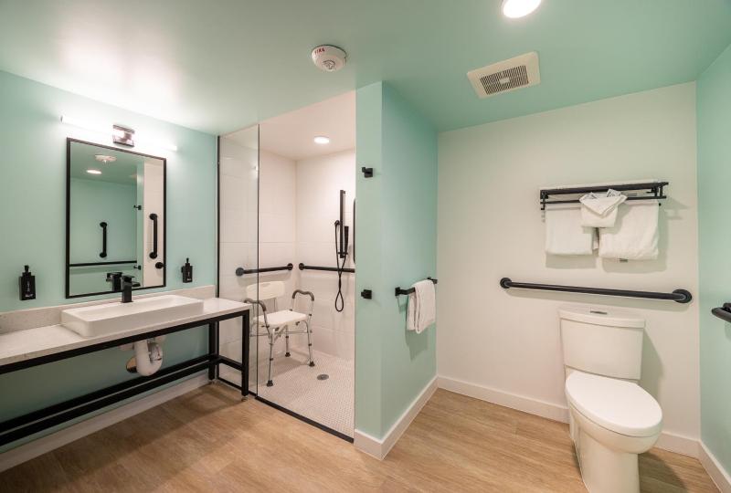 Queen Suite image 2