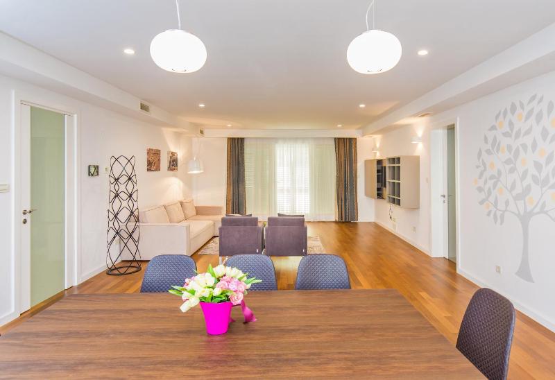 Deluxe Three-Bedroom Apartment with Terrace and Partial Sea View image 4